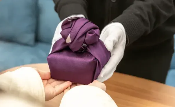 보자기로 감싼 스톤함을 전달받는 순간