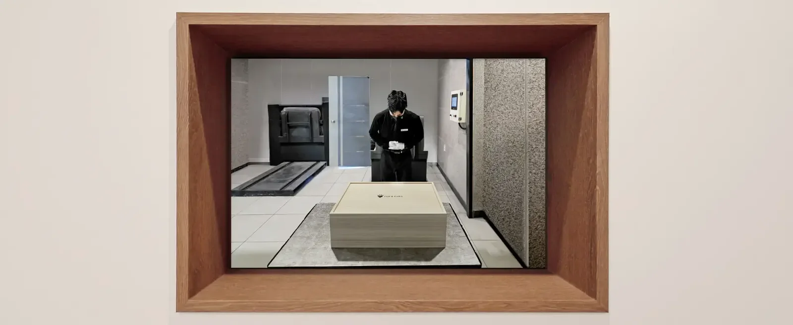 유리창 너머로 화장로가 보이는 참관실
