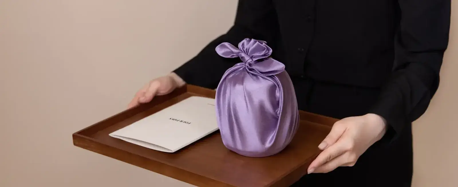 가족에게 건네지는 유골함