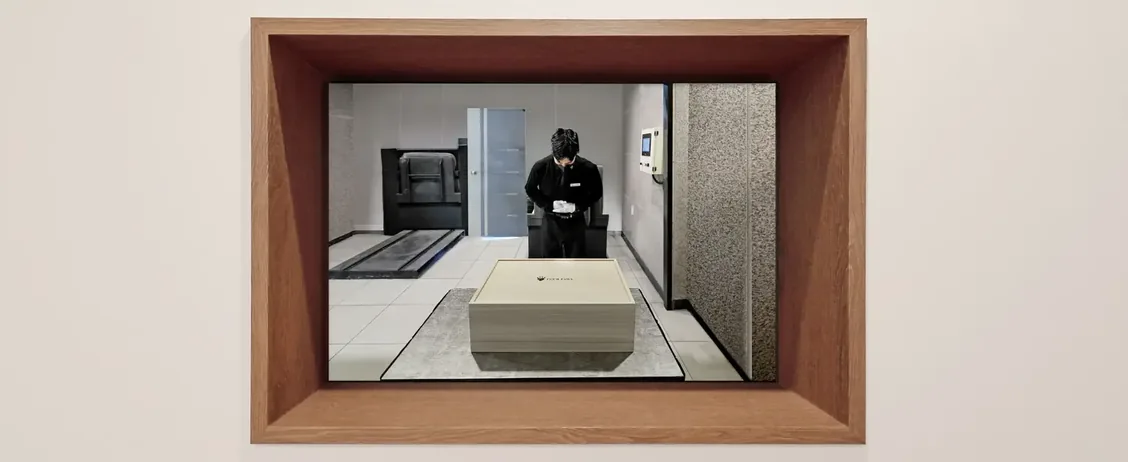 고양이 개별화장이 진행되는 화장로를 유리창 너머로 지켜보는 참관 공간