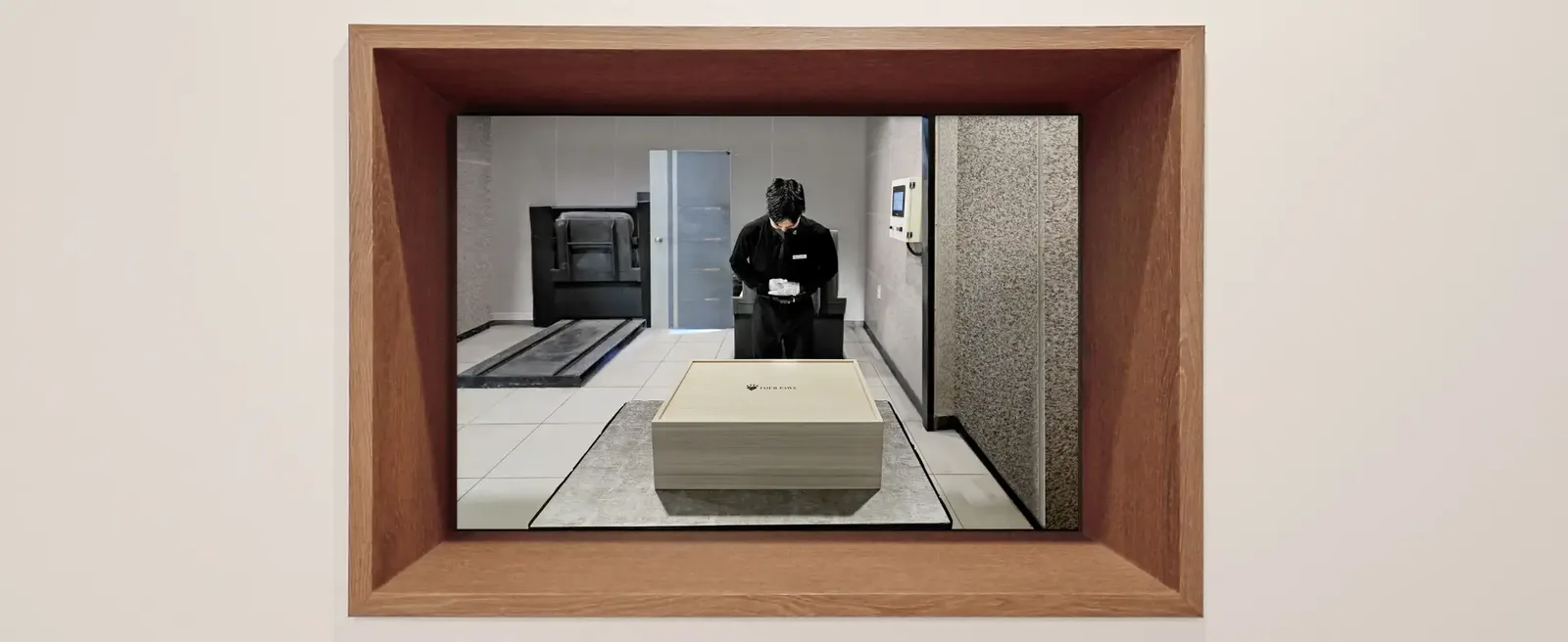 화장로 앞에서 장례지도사가 화장을 진행합니다