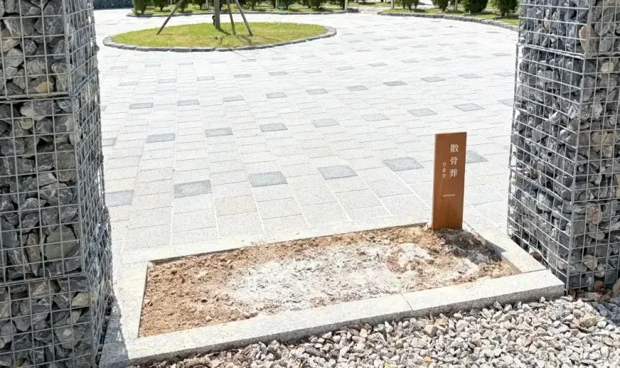 자갈과 표석으로 정돈된 포포즈 용인점 산골장