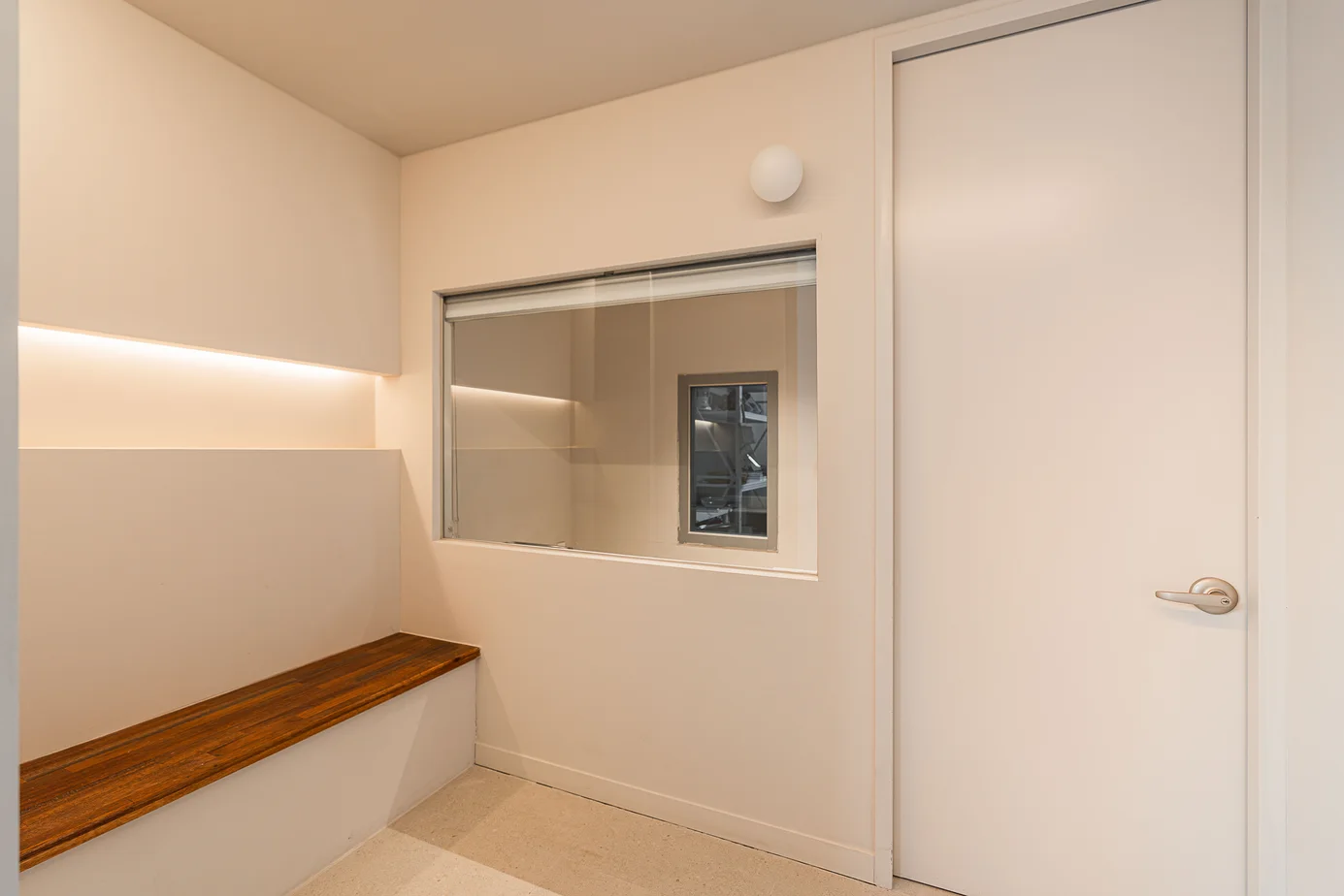 나무 벤치와 화장로 쪽으로 난 넓은 유리창이 있는 용인점 참관실